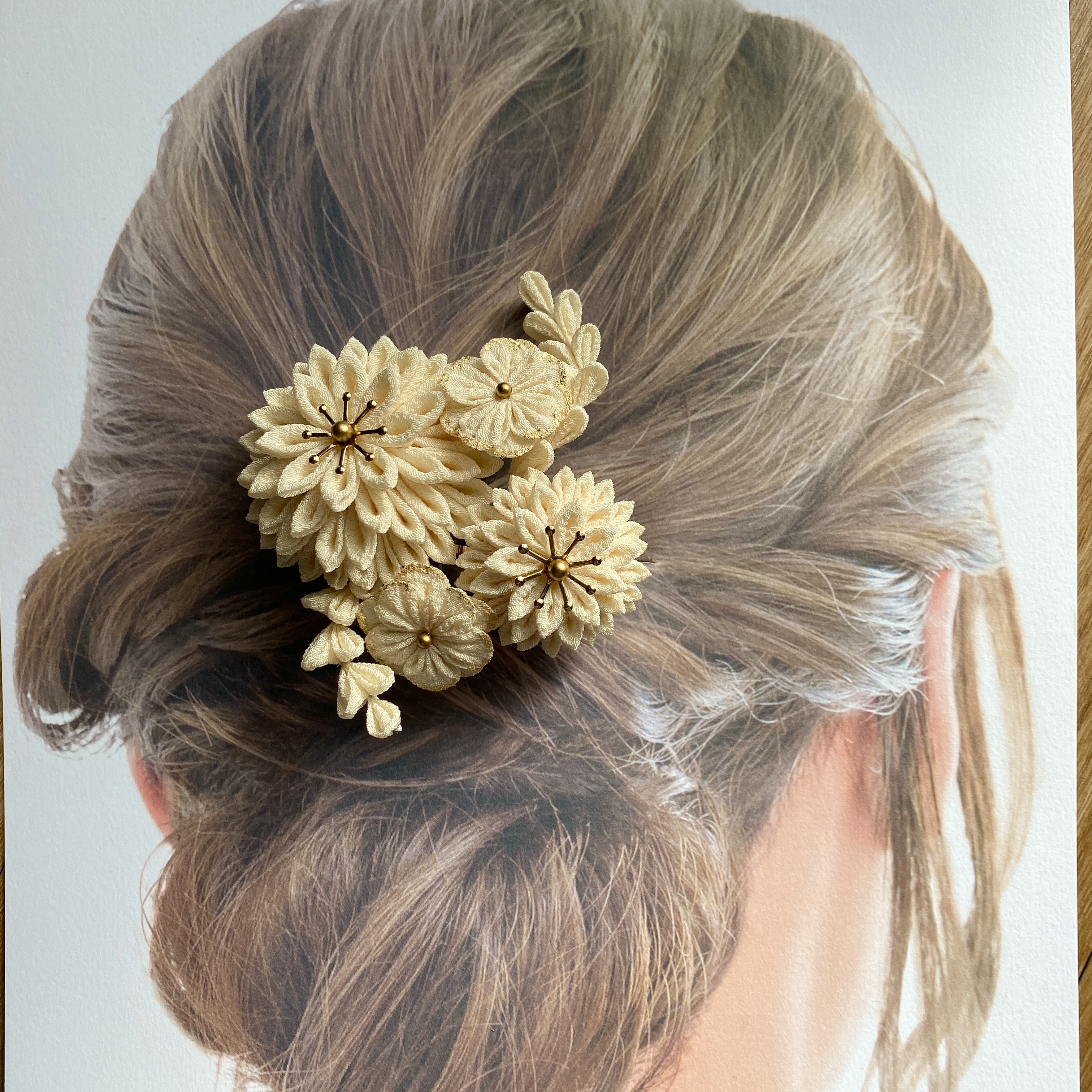 象牙色ダリアつまみ細工髪飾り - MAMO ｜クラフト作品 通販サイト