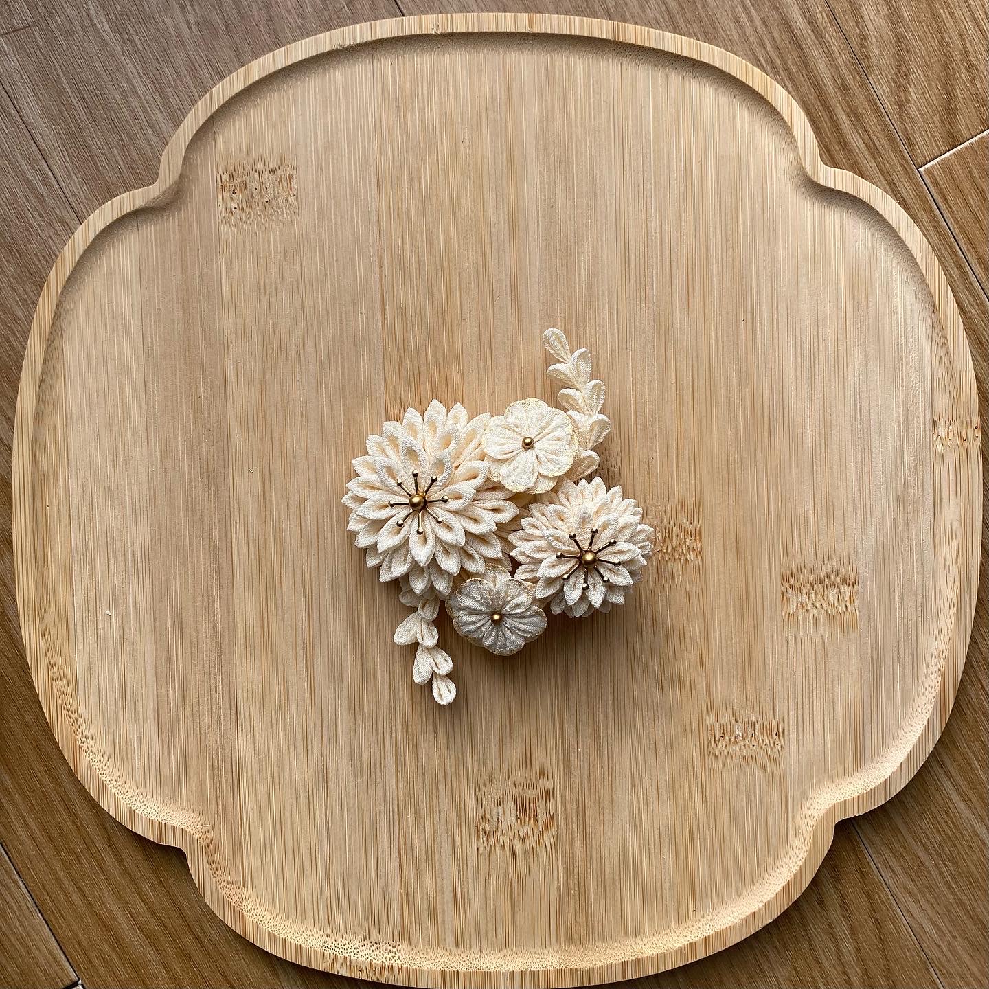 象牙色ダリアつまみ細工髪飾り - MAMO ｜クラフト作品 通販サイト