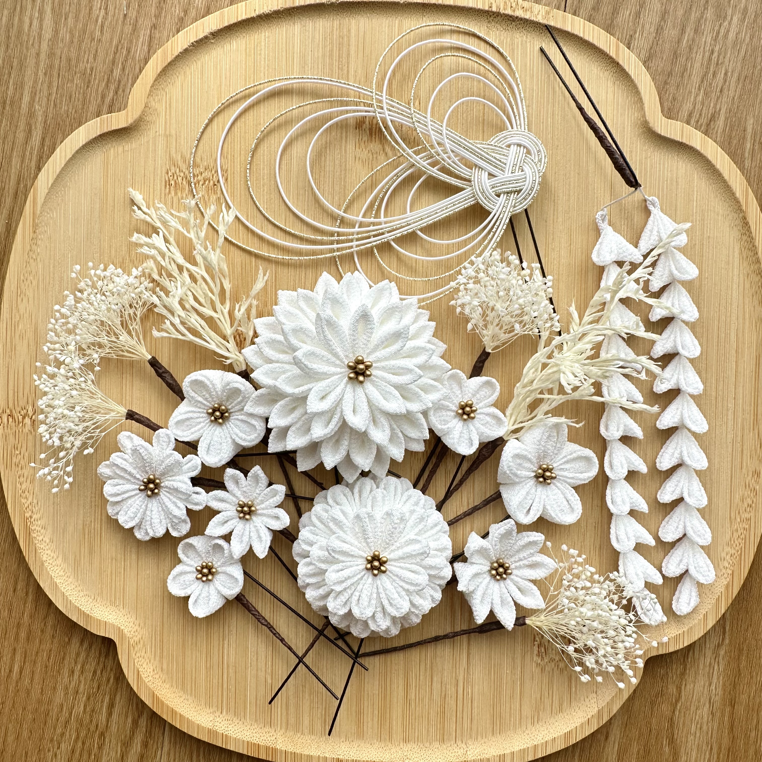 象牙色ダリアつまみ細工髪飾り - MAMO ｜クラフト作品 通販サイト