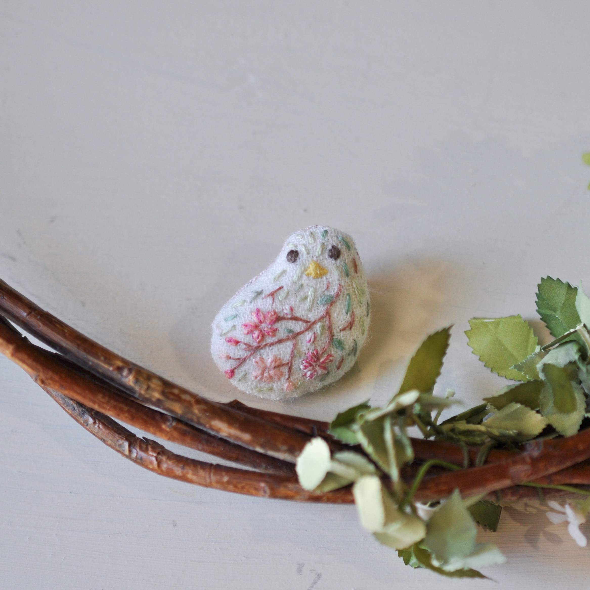 ペンギンさんとシマエナガさんの夜空のピンクッション 羊毛フェルト