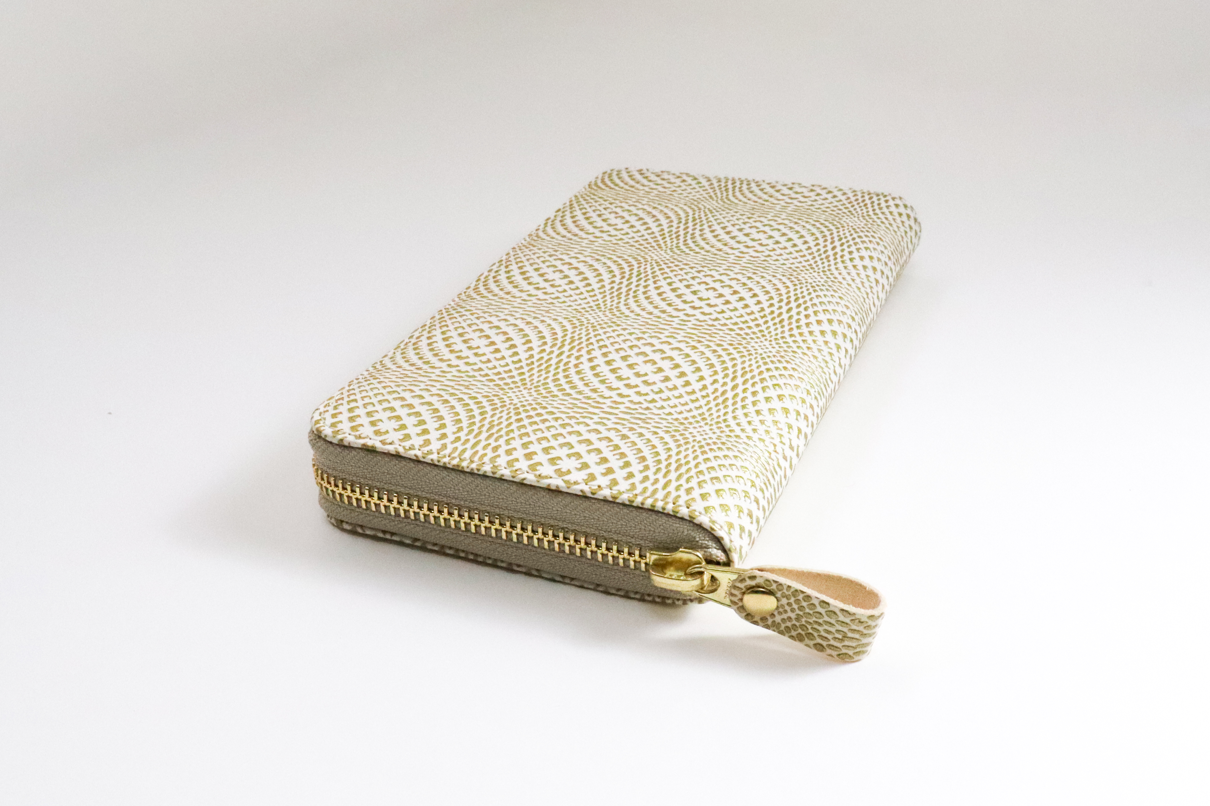 浅草文庫 ラウンドファスナー長財布 金彩菊花柄 牛革/文庫革