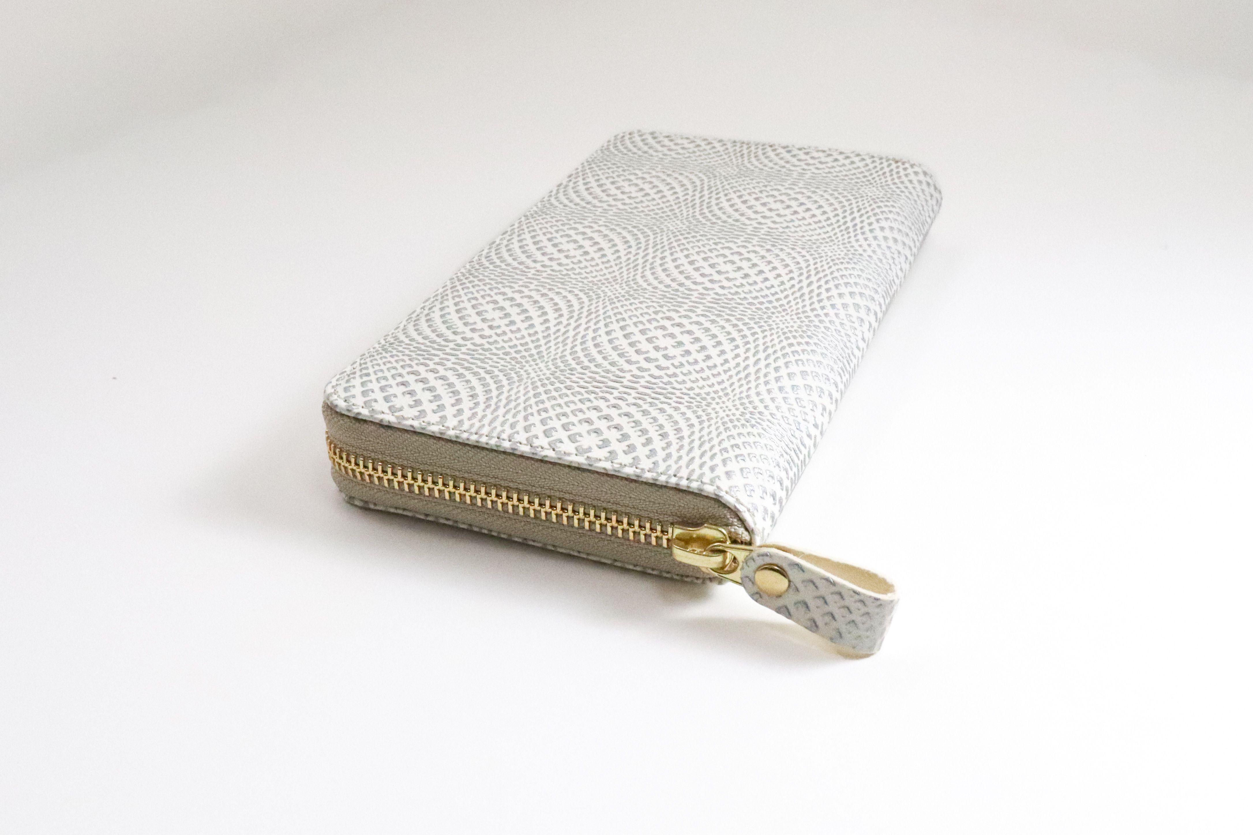 浅草文庫 ラウンドファスナー長財布 金彩菊花柄 牛革/文庫革