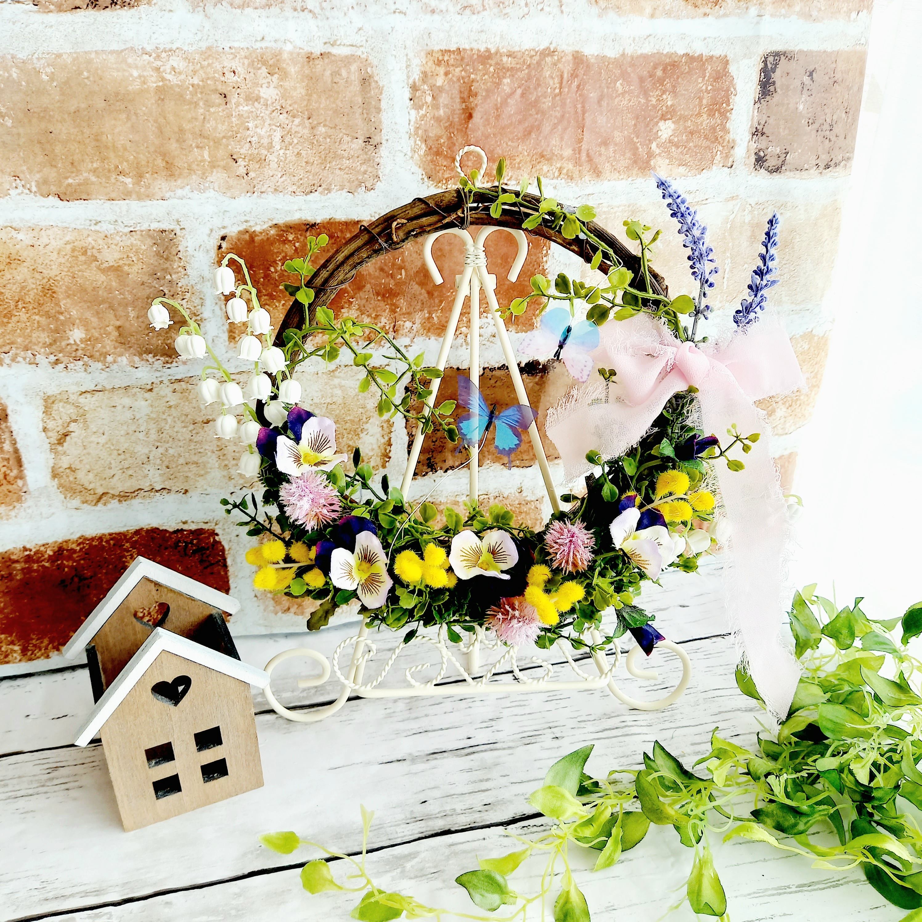 アーティフィシャルフラワー》蝶が飛ぶ?春の花リース(ラッピング