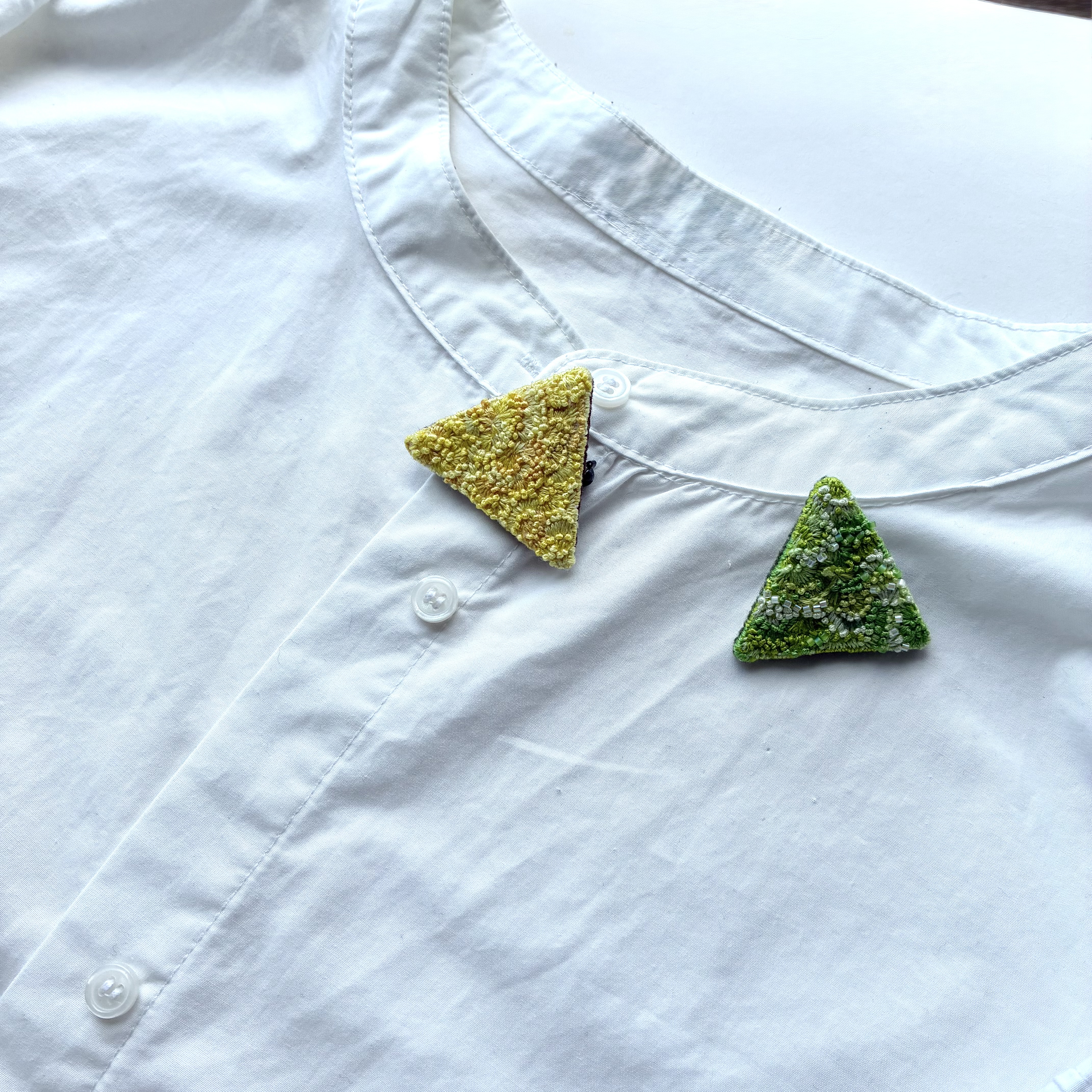 刺繍三角つぶつぶブローチ