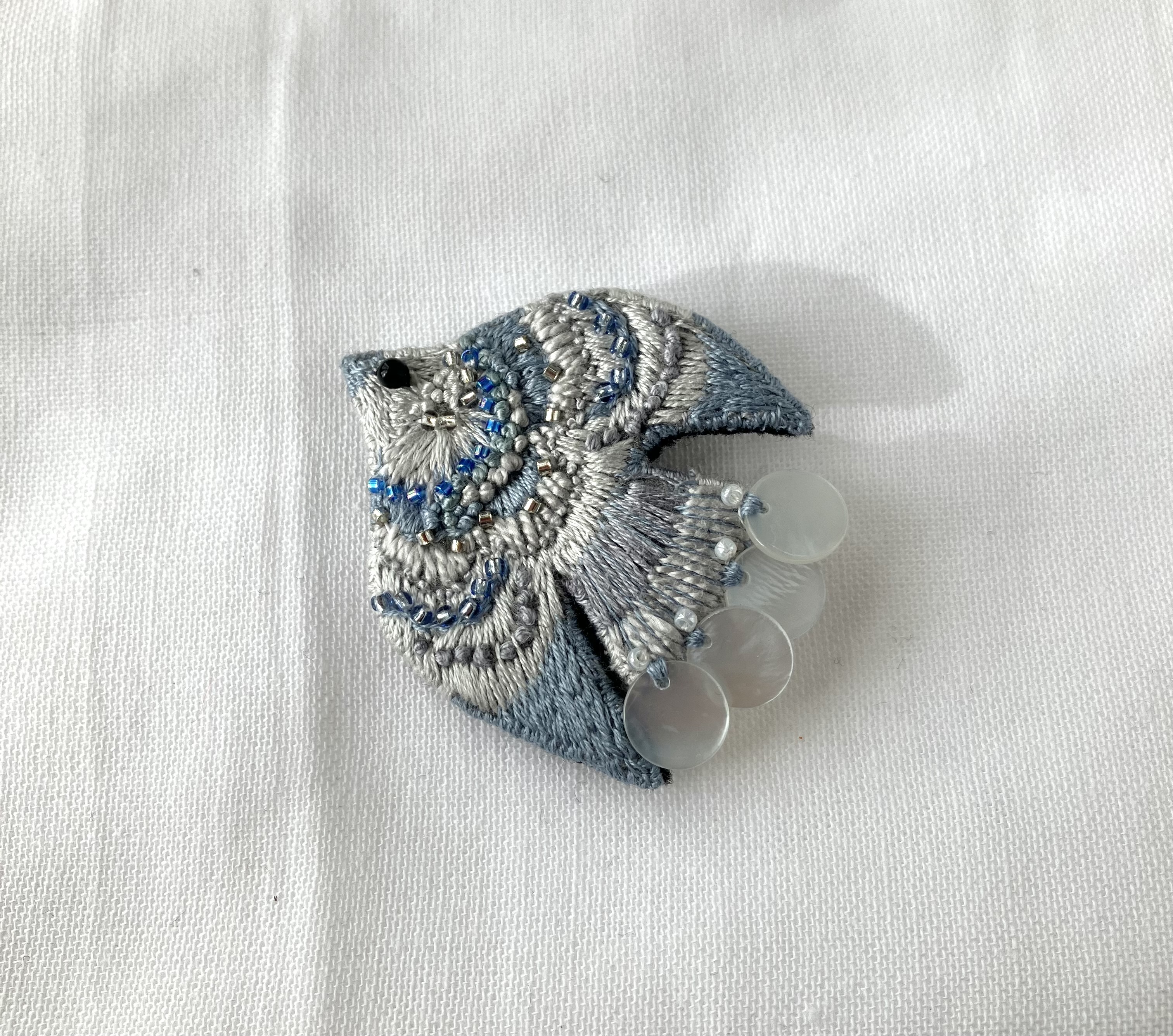 とても上品で素敵な鳥のブローチ とても上品で素敵な鳥のブローチ