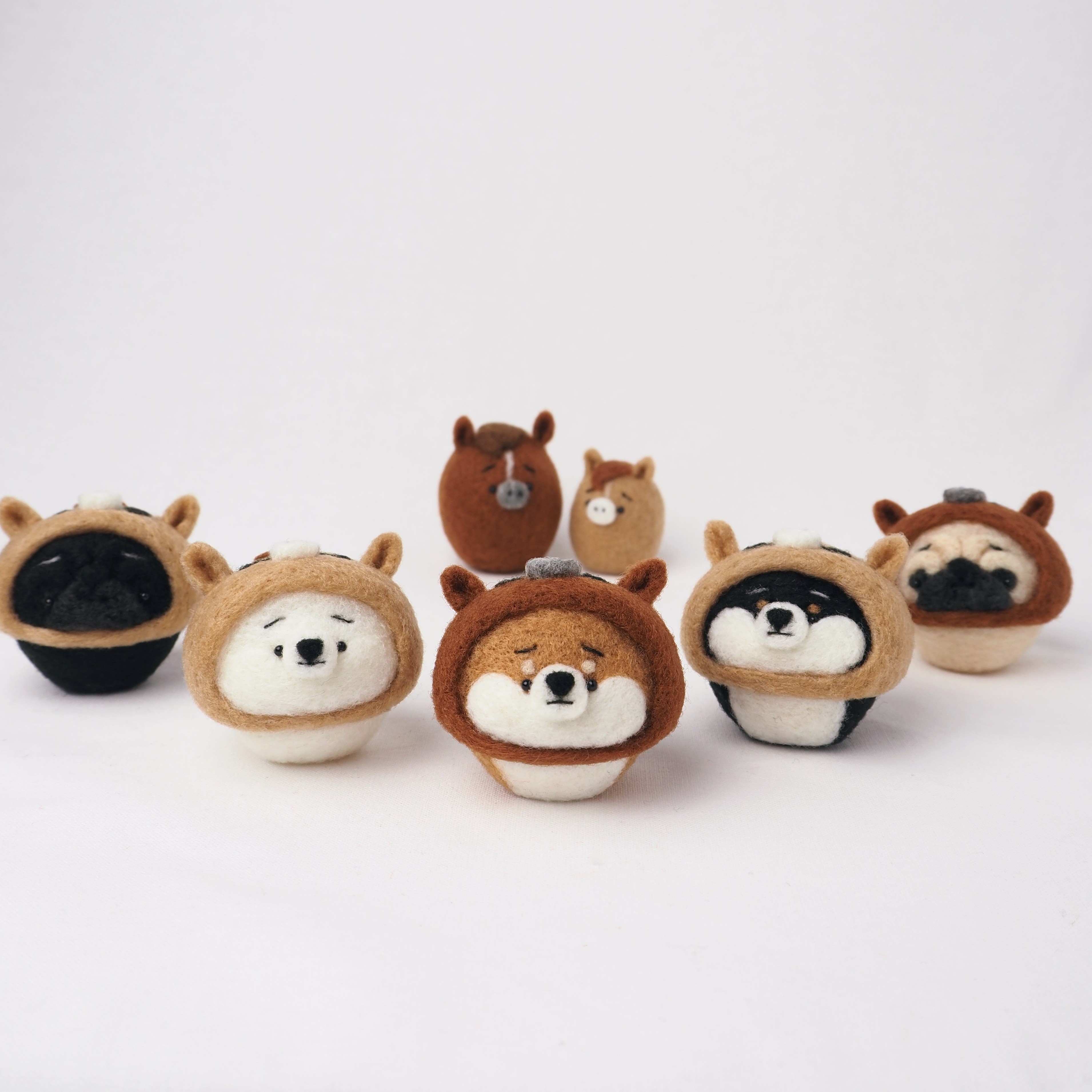 受注製作】2026年干支(午) 馬になりきるまゆパグ(フォーンパグ・黒パグ