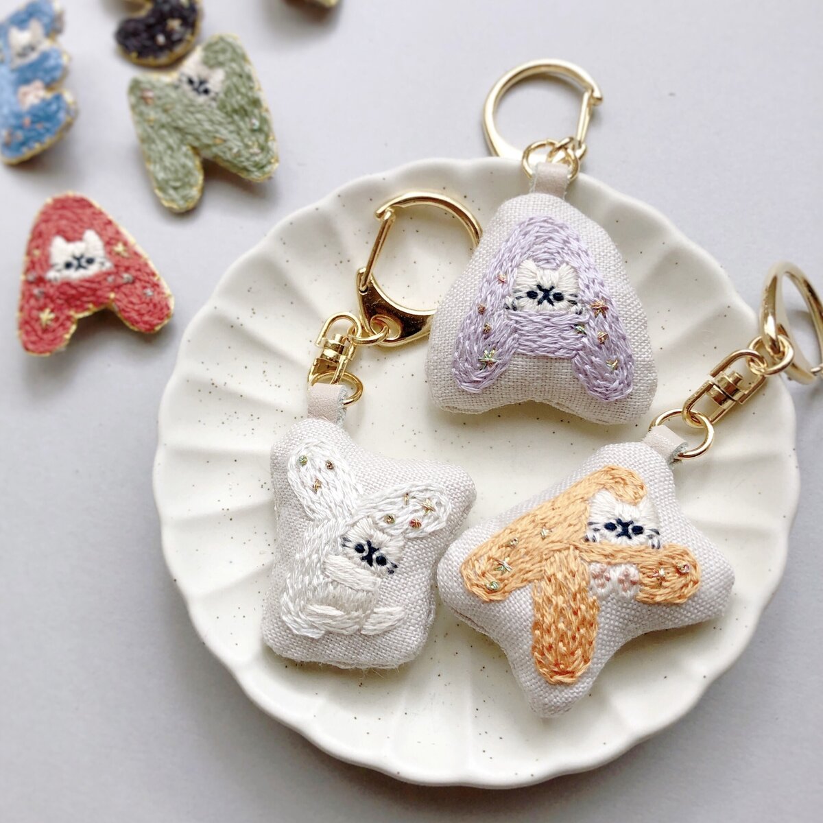 ア*リ様 ハンドメイド刺繍キーホルダーポケットから猫