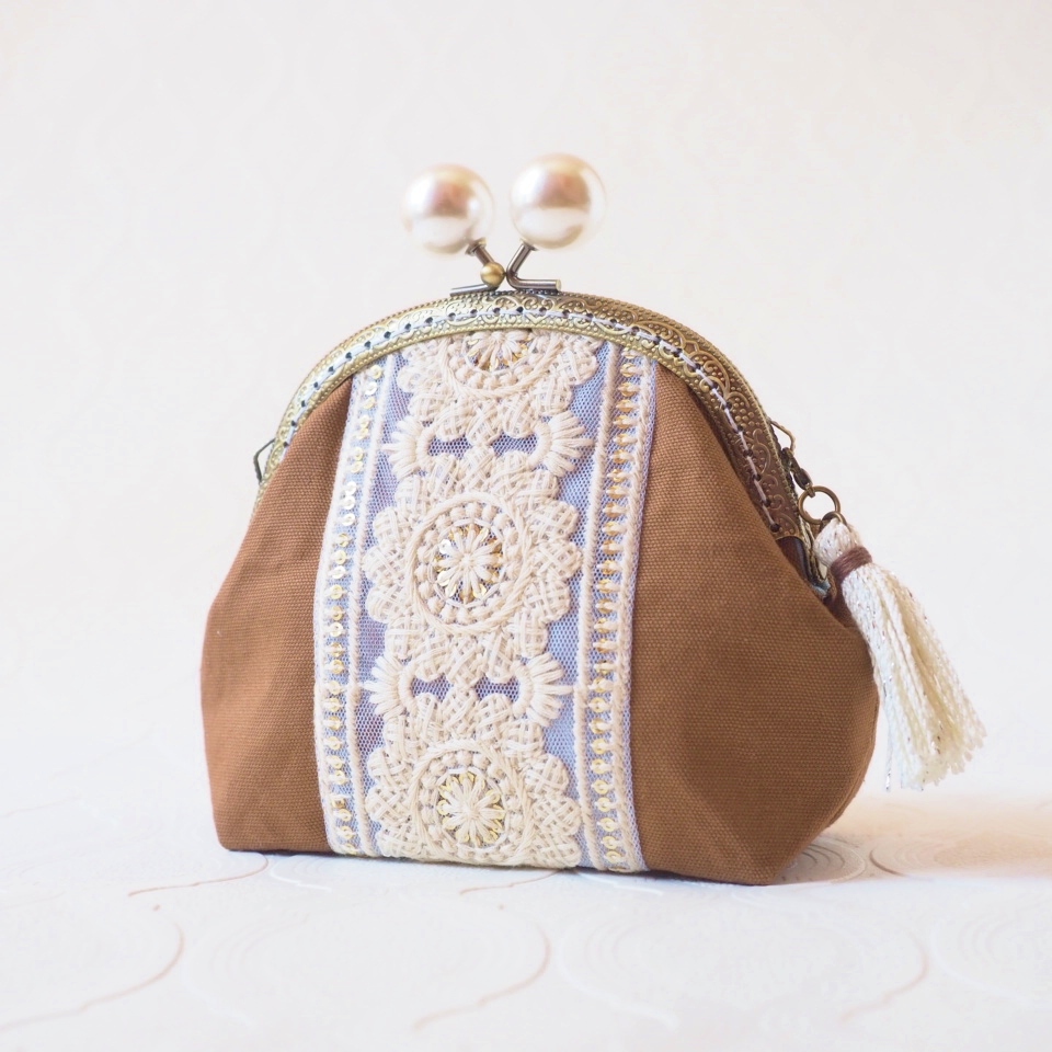 春の五線譜のがま口ポーチ　手刺繍　ハンドメイド 春の五線譜のがま口ポーチ 手刺繍 ハンドメイド （1261_コース