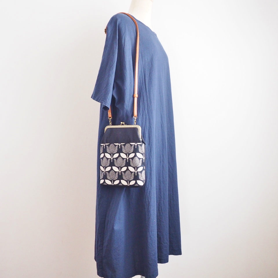 ＊ハンドメイド＊ショルダーがま口バッグ刺繍レース・ブラックとグレー北欧風花柄２点 北欧花柄がま口バッグ/がま口ショルダーバッグ/ショルダーバッグ
