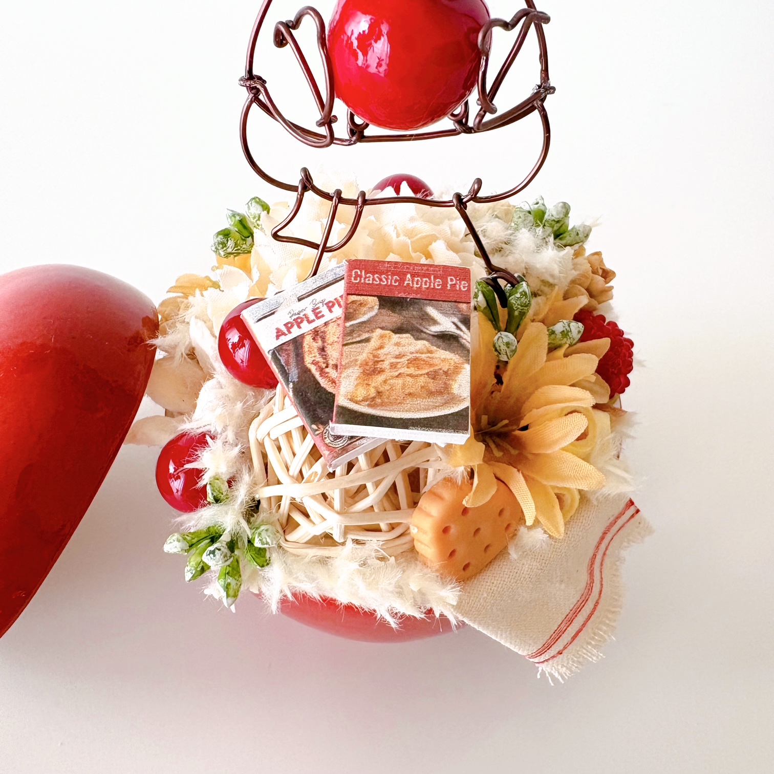 Apple - ルーレットの結果はぷーちゃん！ ぷっくり文鳥のパティシエさんアップルアレンジメント - CHIKA