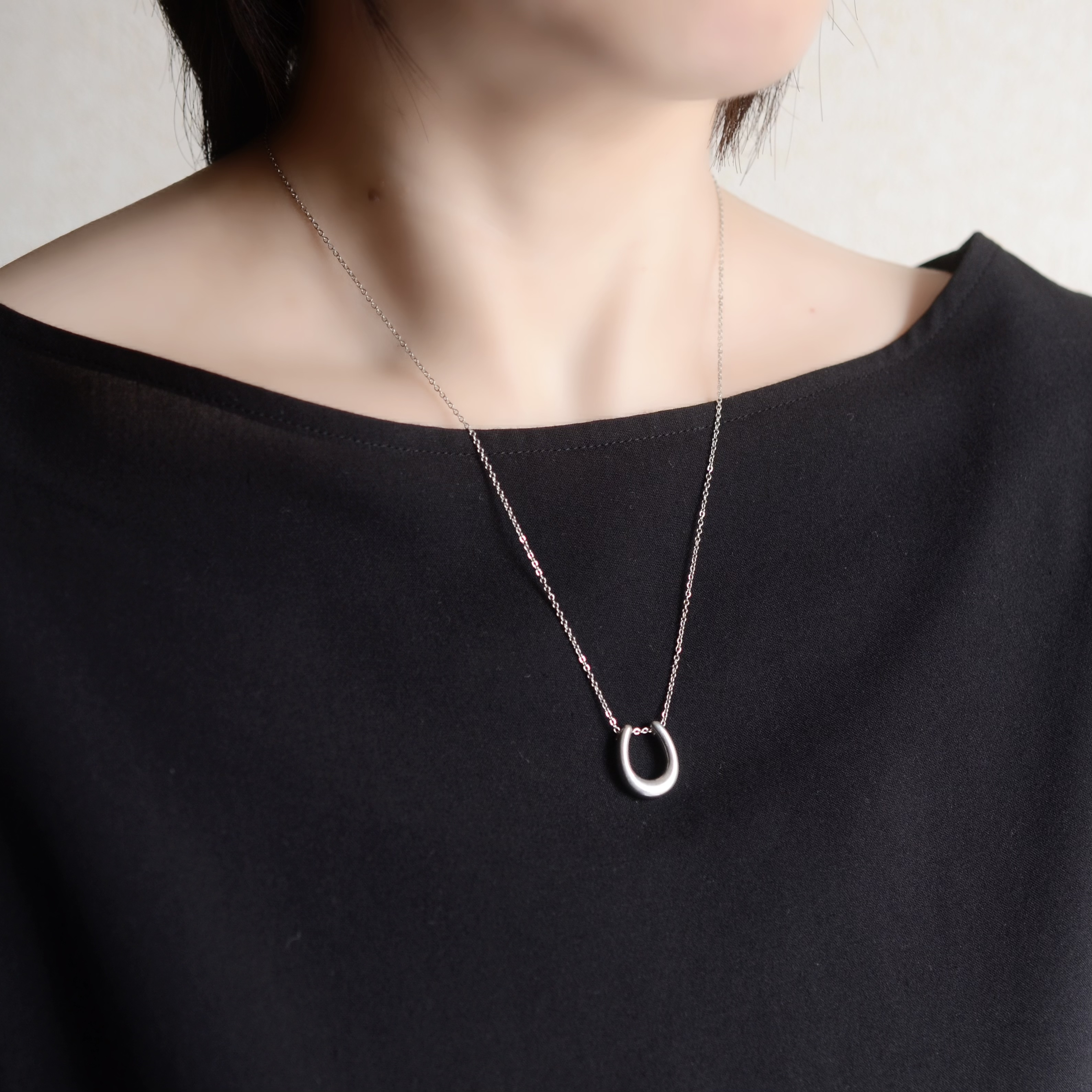 つけっぱなしOK！ホースシュー ネックレス サージカルステンレス 金属 