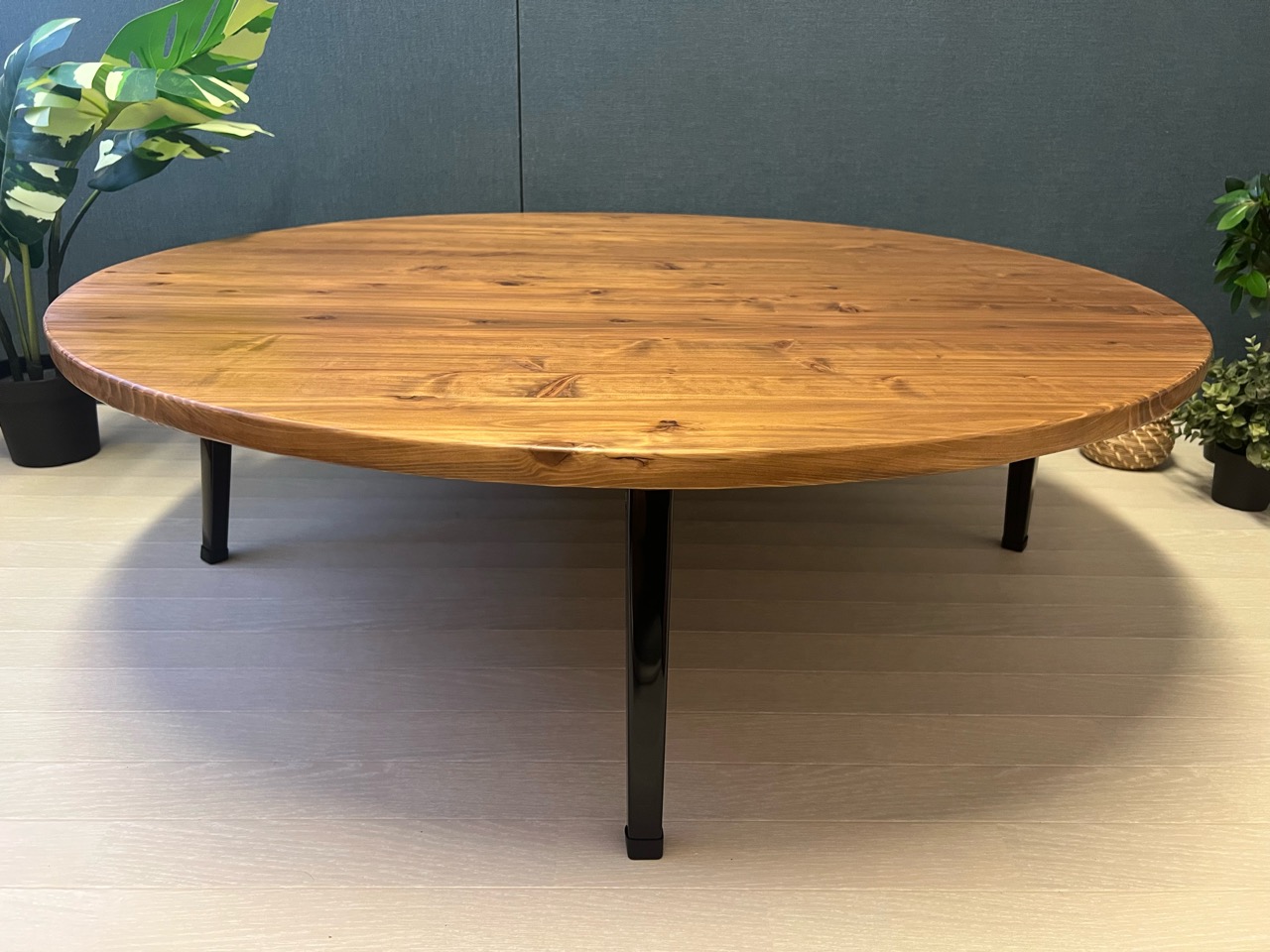 【オーダー】 ローテーブル 丸形 105cm 杉 焦茶 折りたたみ脚 オーダー】 ローテーブル 丸形 105cm 杉 焦茶 折りたたみ脚
