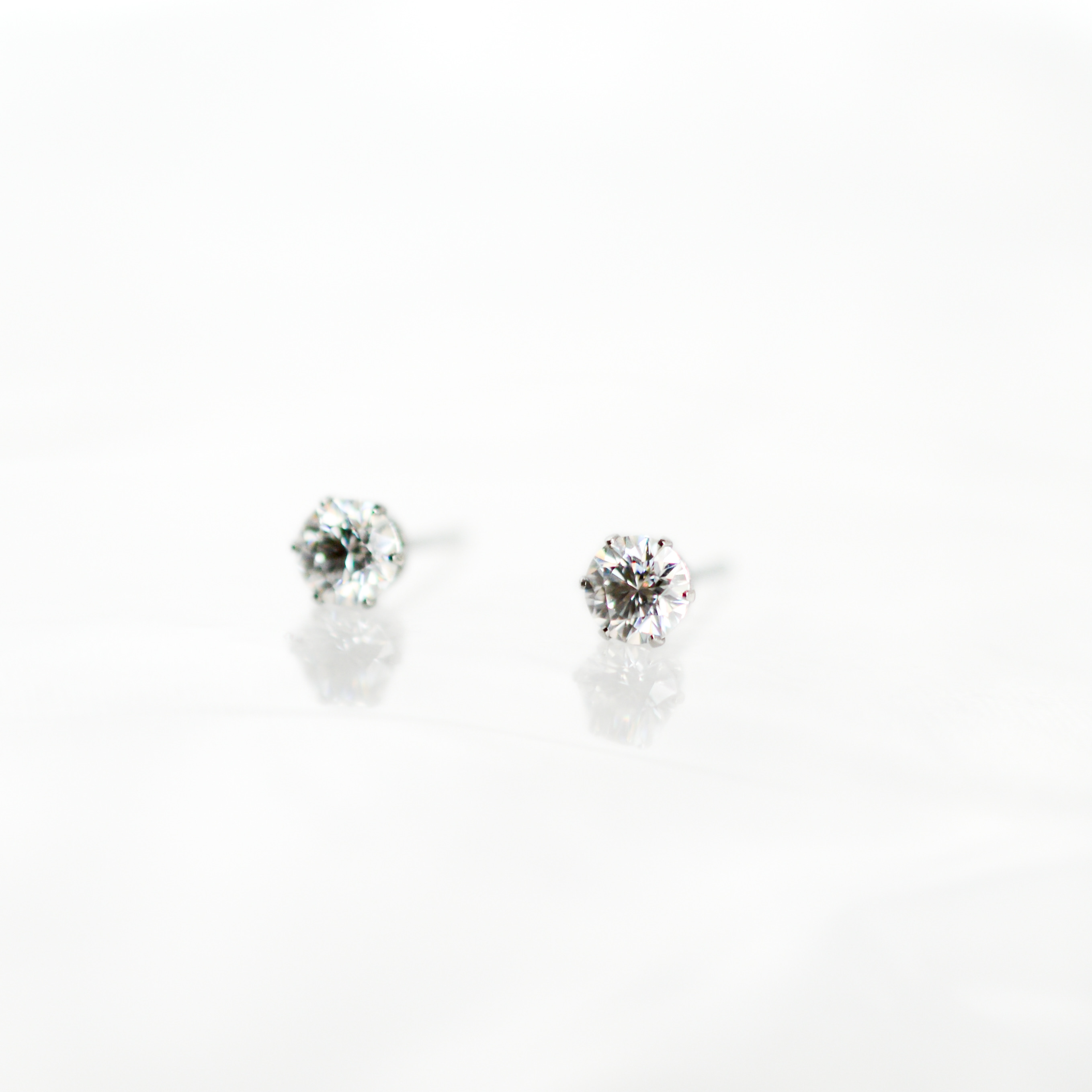 モアサナイトのつけっぱなしピアス】4mm クリア サージカルステンレス 