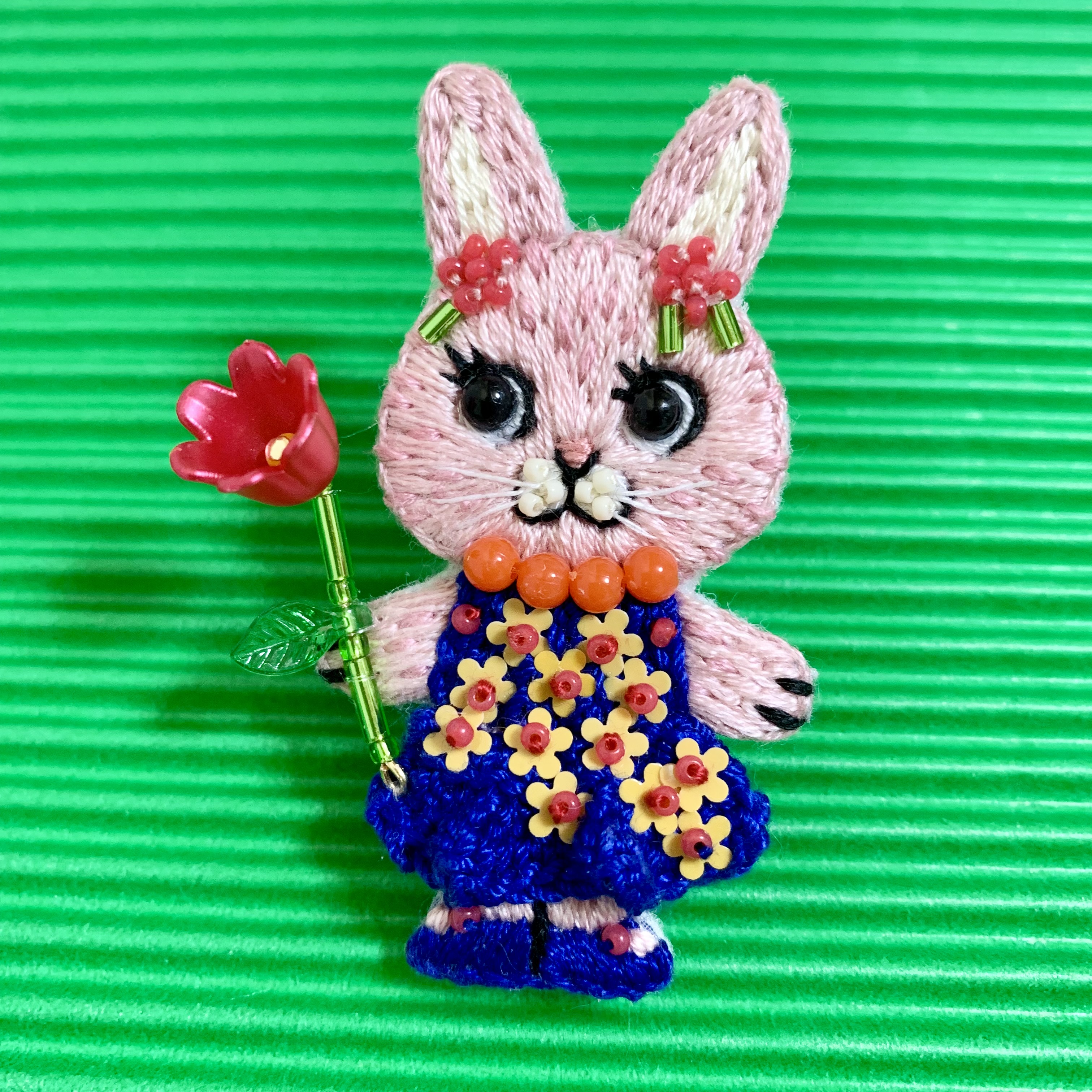 お花が大好きなピンクうさぎちゃん の手刺繍ブローチ - ren