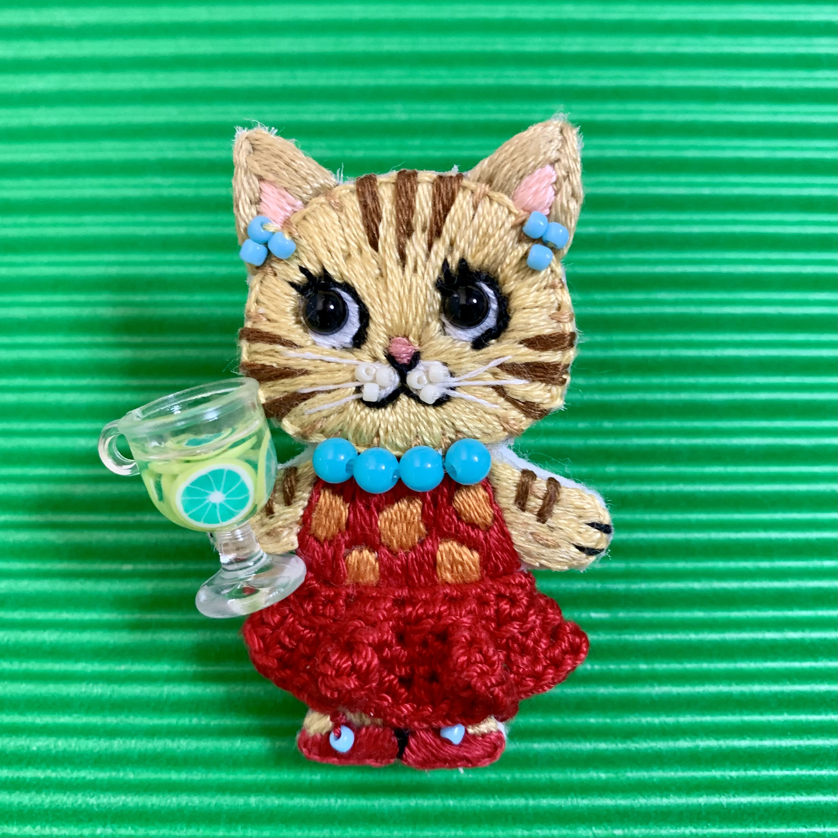 THANKS MOM！茶トラ猫ちゃん の手刺繍ブローチ - ren