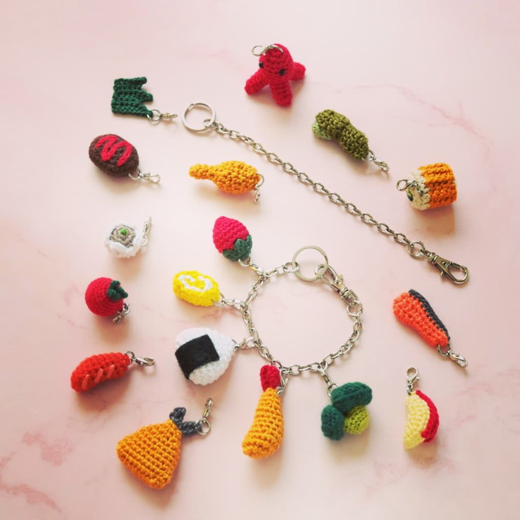 ちびくま工房　グーグリーちゃんの手のひらサイズのお針箱　赤糸刺繍のカルトナージュ ちびくま工房 グーグリーちゃんの手のひらサイズのお針箱 赤糸