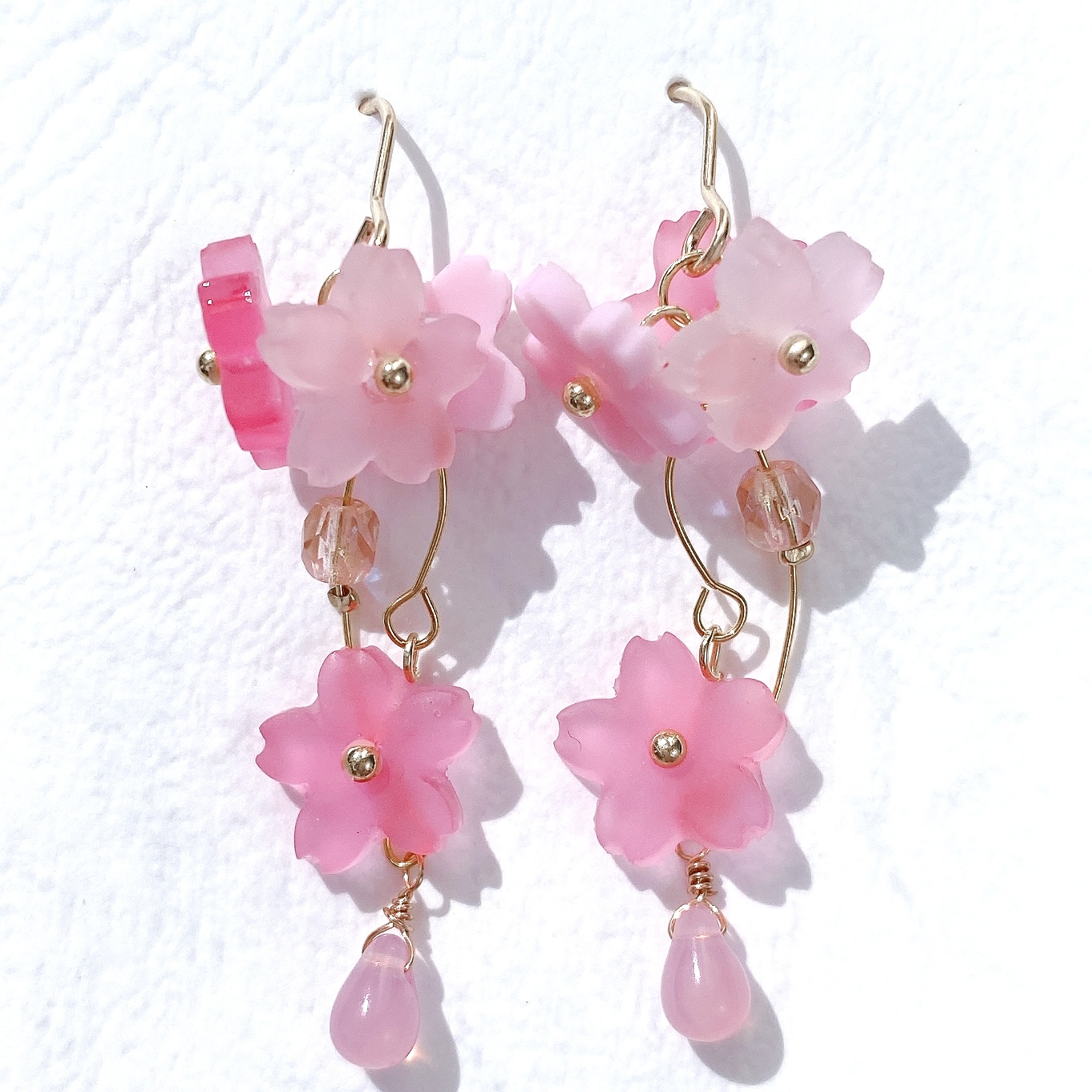 桜ピアス 揺れる春アクセサリー｜チェコガラス雫×マザーオブパール 花