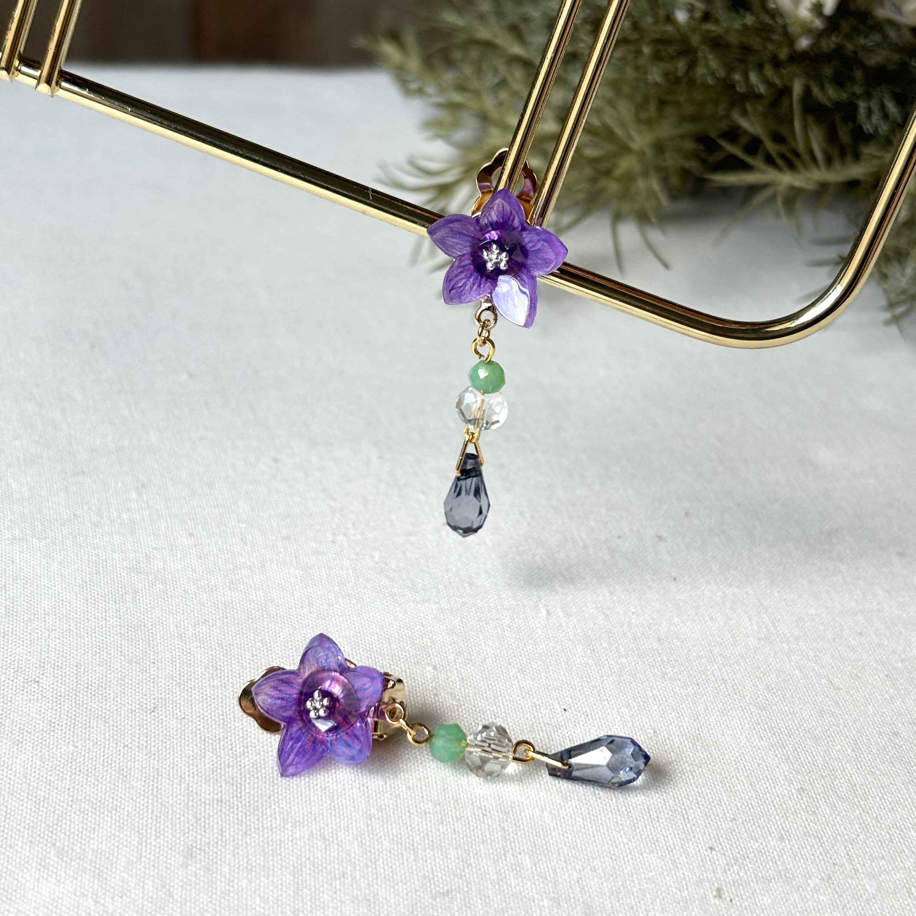 桔梗きらめく一輪イヤリング＊グリーン＊ゴールドカラー＊プラ板