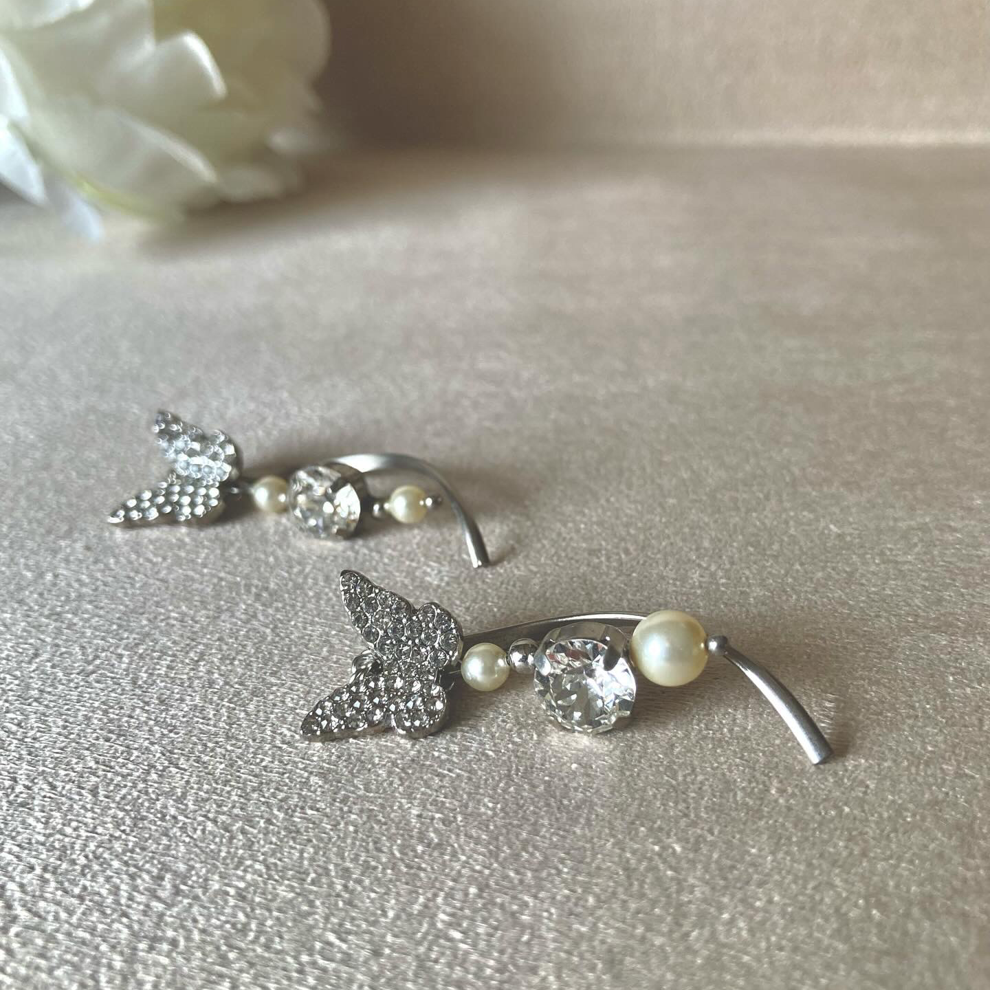 煌めく蝶にひと粒揺れるスワロフスキー イヤリングorピアス[2403008