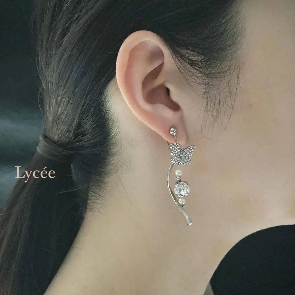 煌めく蝶にひと粒揺れるスワロフスキー イヤリングorピアス[2403008